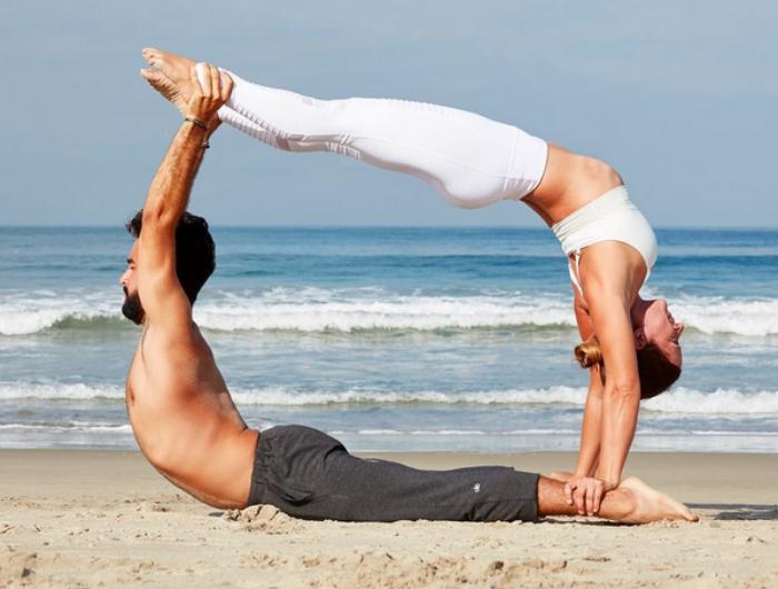 acro-yoga-figure-infinie-deux-partenaires-700x530 2